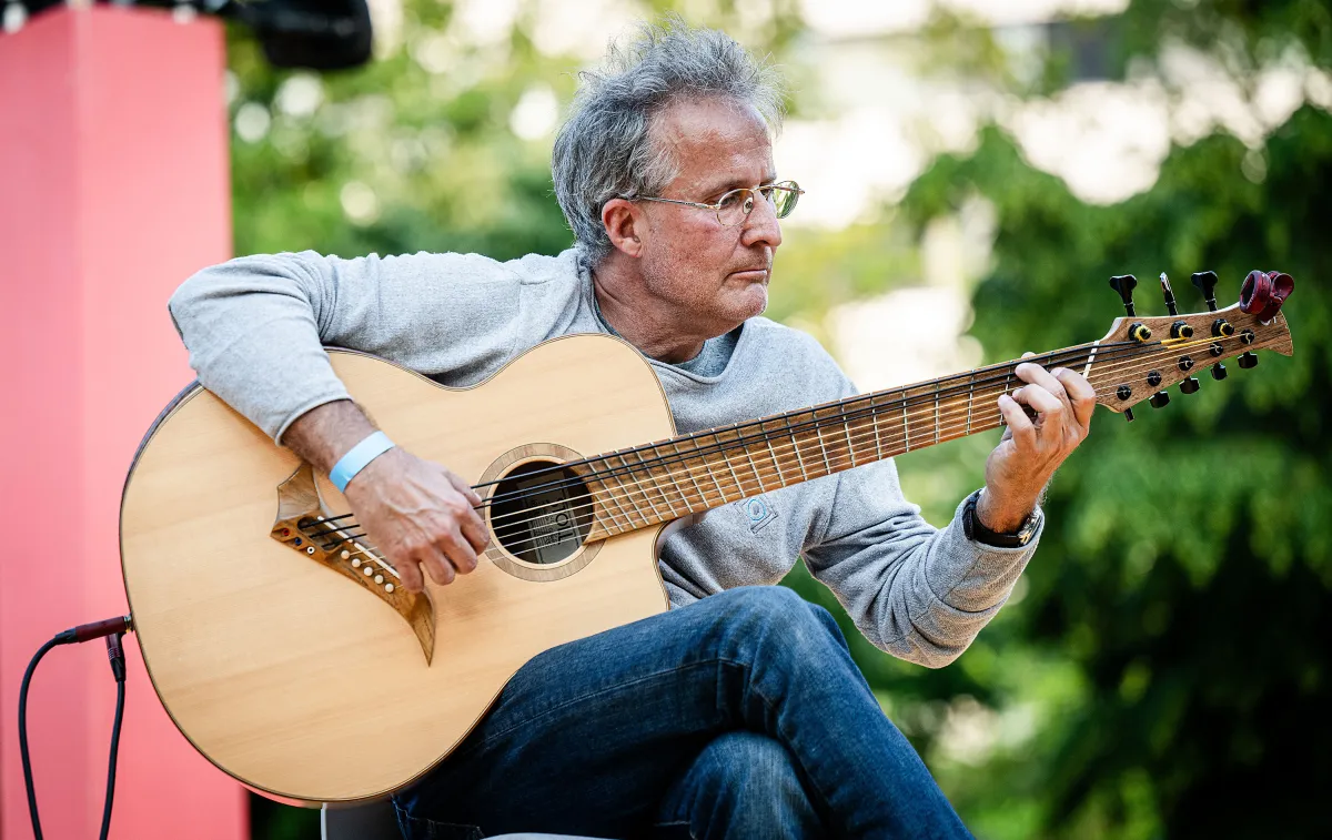 Torsten Turinsky mit seiner 8-saitigen Gitarre (© Turinsky)