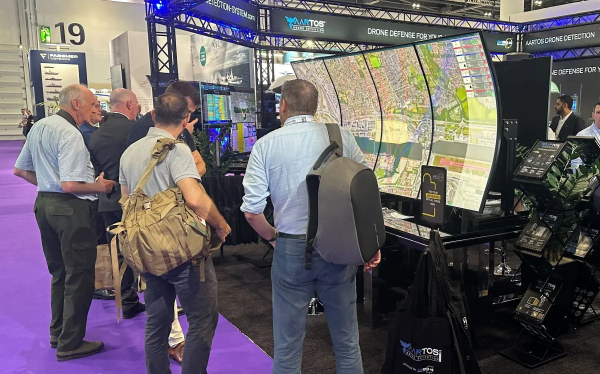 London im Blick. Fachbesucher vor einer AARTOS Installation auf der DSEI 2023 (© AARONIA AG)