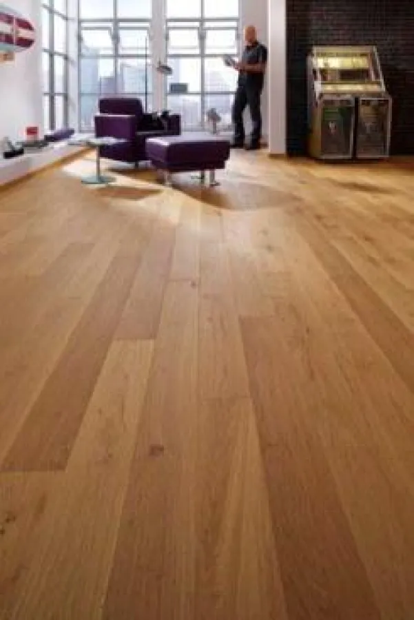 Markante Oberflächen mit besonderer Struktur sorgen im Parkett-Segment für eine neue, ?einprägsame? Optik, hier PS 300, Eiche lebh