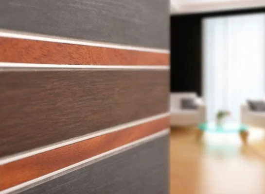 Massivholz-Profile von Dural: Ein wenig „Parkett“ setzt warme Akzente in Fliesenbeläge Bild: Massivholz-Profile von Dural: Ein wenig „Parkett“ setzt warme Akzente in Fliesenbeläge