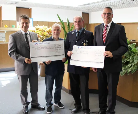 Bild: Volksbank übergibt insgesamt 1.000,- Euro an die Grund- und Mittelschule Geiselhöring und die FFW Greißing