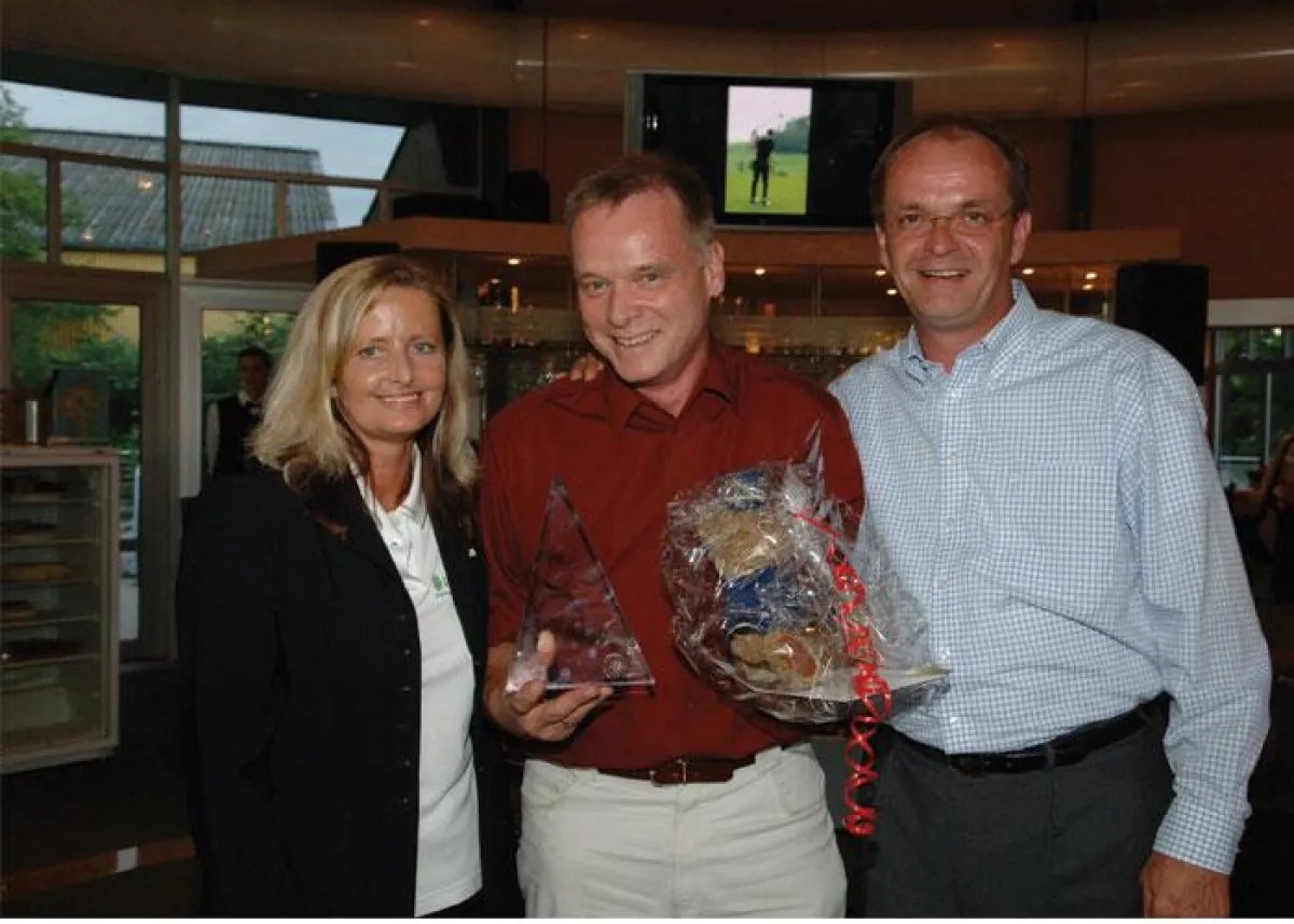 Siegerehrung mit Gewinner Hans Joachim Heckmann und Silke Bischoff (Golfhotel Jakobsberg) und Gerd Ripp (Schloss Rheinfels)