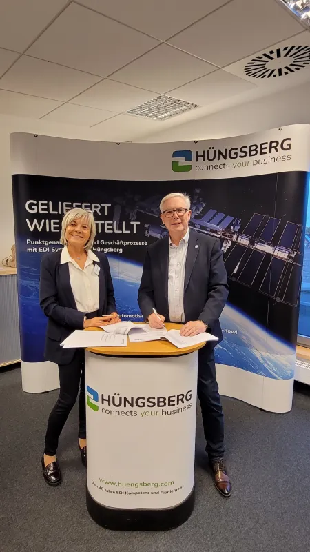 Tania Hüngsberg-Cengil und Reinhard Wagner bei der Vertragsunterzeichnung (© Hüngsberg)