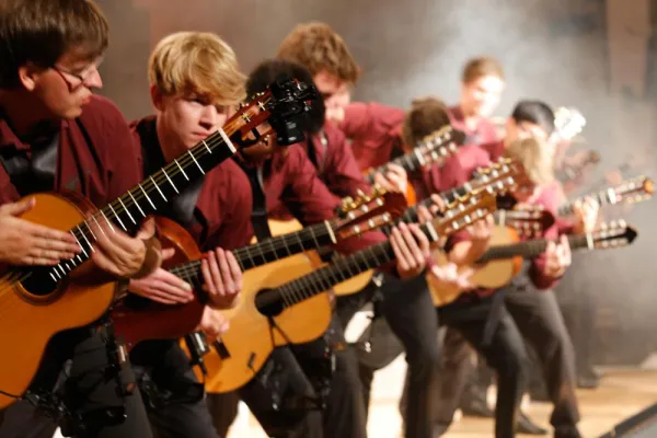 Bild: Nachwuchsgitarristen treffen auf Fingerstylevirtuosen