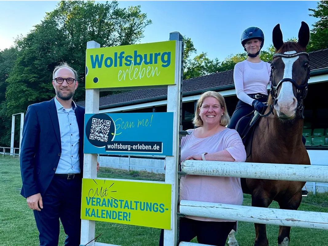 Jens Hofschröer (Wolfsburg Wirtschaft und Marketing GmbH), Mirka Blischke und Reitschülerin Belissa (© Reit- und Fahrverein Wolfsburg e. V.)
