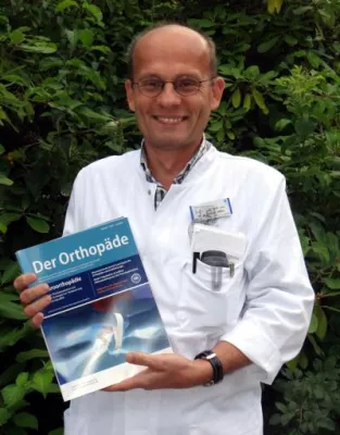 Bild: Schwerpunkt Neuroorthopädie - Rummelsberger Chefarzt sammelte Fachbeiträge für Sonderpublikation