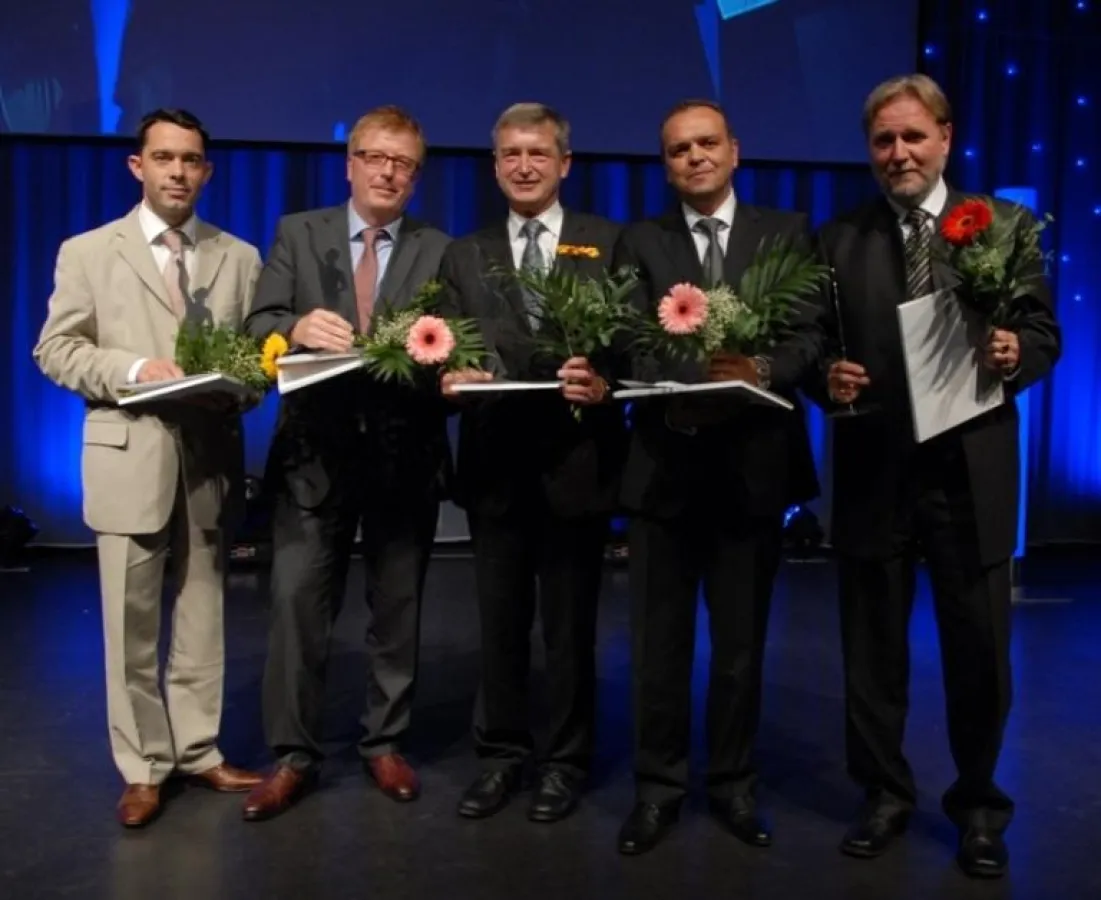 Andreas Moser, Lubberich Dental-Labor nimmt mit den anderen Finalisten den Preis entgegen Bildquelle: eventDiary