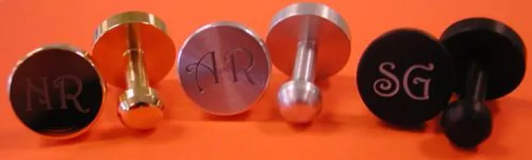 Bild: Maßkonfektionär Stephan Görner präsentiert eigene Manschettenknopf