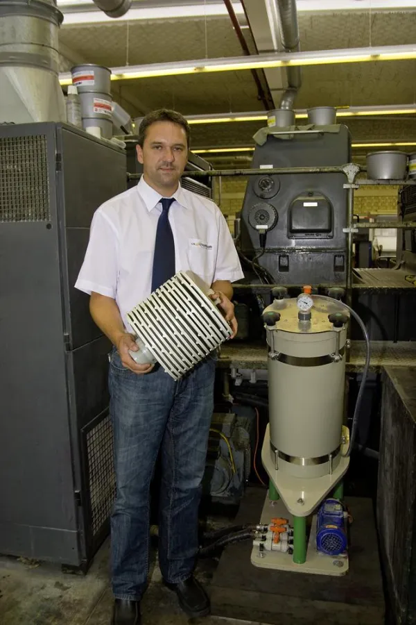 Im Handumdrehen gewechselt, Danyel Niquet zeigt die handliche Filtereinheit, von der je nach Verschmutzungsgrad auch zwei Einheiten parallel betrieben werden können.