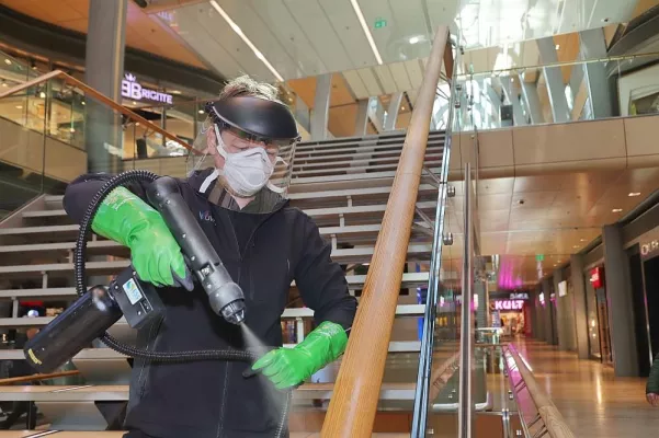 Europa Passage Hamburg macht öffentliche Oberflächen und Rolltreppen keimfrei Bild: Europa Passage Hamburg macht öffentliche Oberflächen und Rolltreppen keimfrei