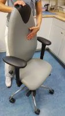 Bild: Ergonomischer Arbeitsstuhl für eine Zahnarzthelferin mit Skoliose