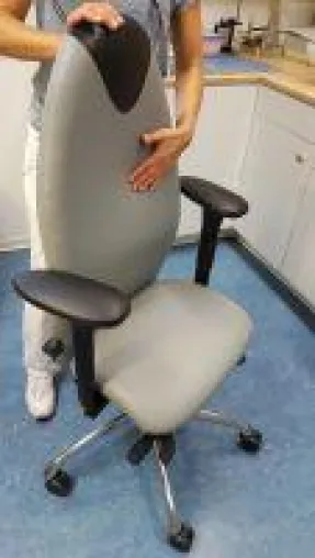 Bild: Ergonomischer Arbeitsstuhl für eine Zahnarzthelferin mit Skoliose