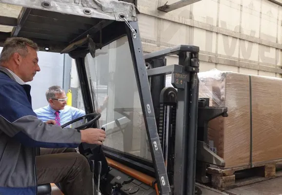 Nach dem Erdbeben: Logwin und Voith bringen Hilfsgüter nach Nepal Bild: Nach dem Erdbeben: Logwin und Voith bringen Hilfsgüter nach Nepal