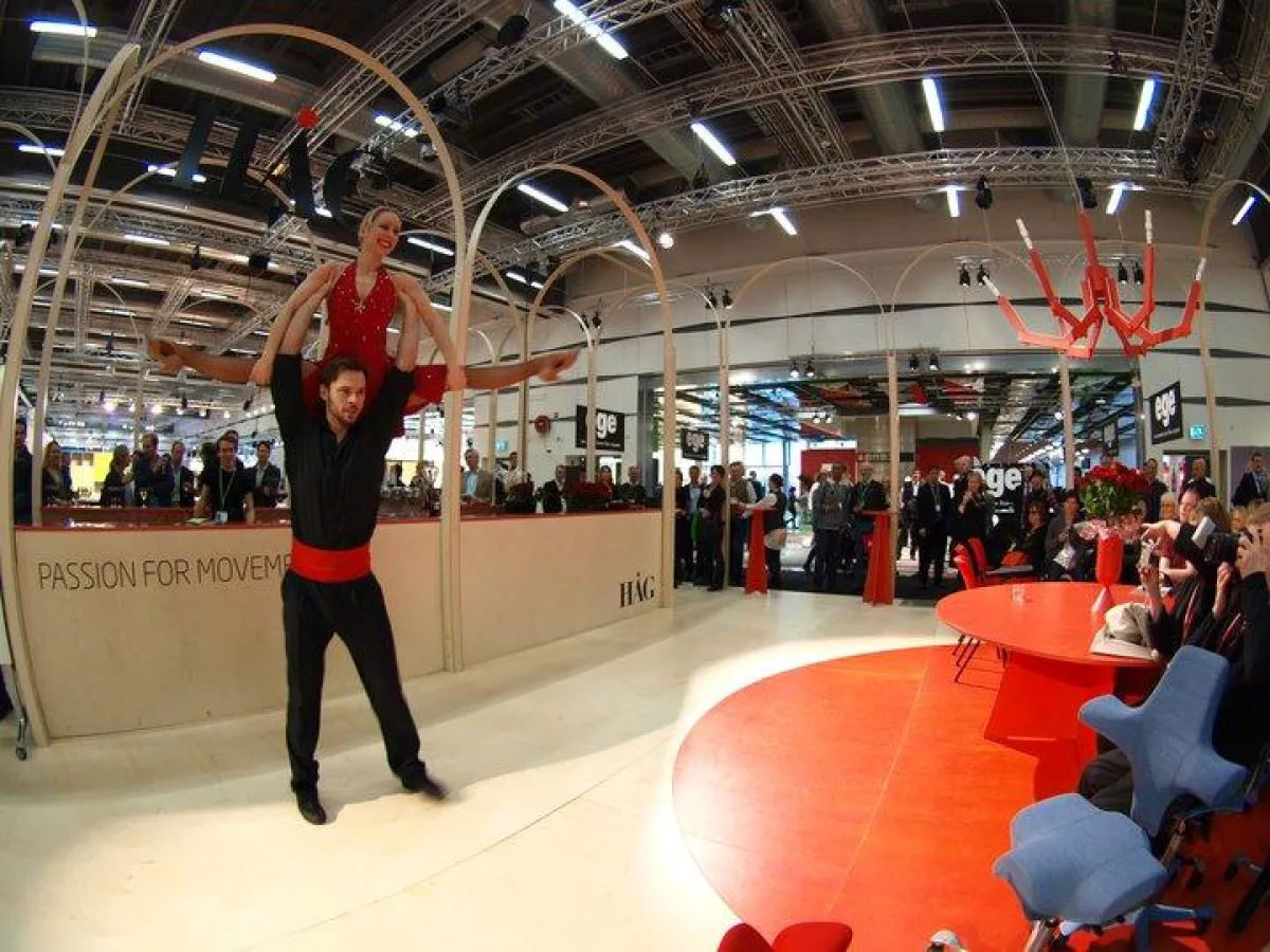 Für Bewegung auf dem HÅG-Messestand in Stockholm sorgte ein Tanzteam, das den HÅG-Slogan ?passion for movement? in Szene setzte.