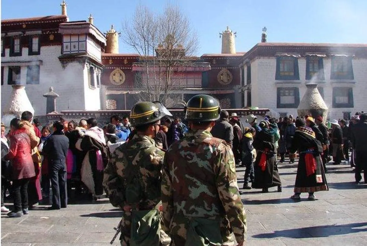 Soldaten beobachten Pilger am Platz vor Jokhang Tempel