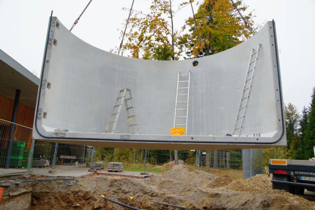 Das neue Besucherzentrum im Nationalpark Bayerischer Wald bekommt einen Pellet-Großbehälter von Mall