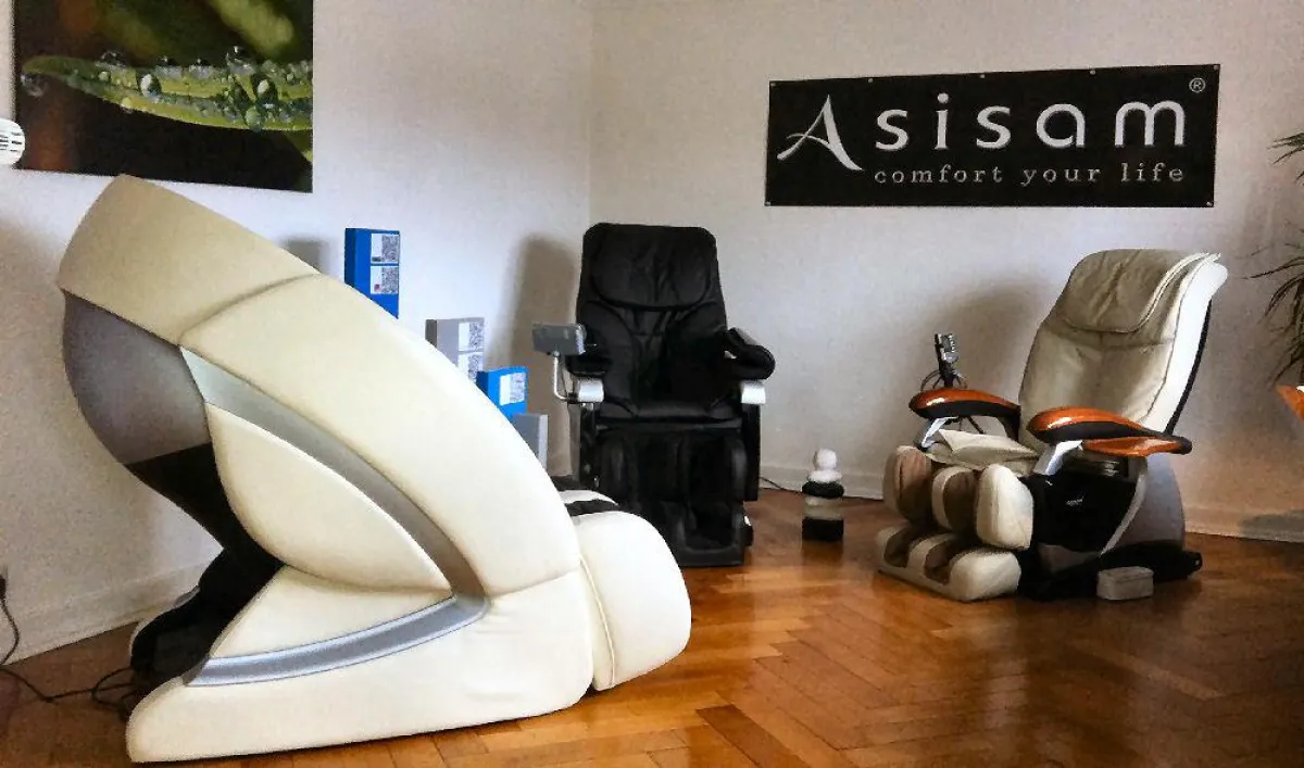 Bildunterschrift: Asisam Massagesessel Showroom in Hamburg
