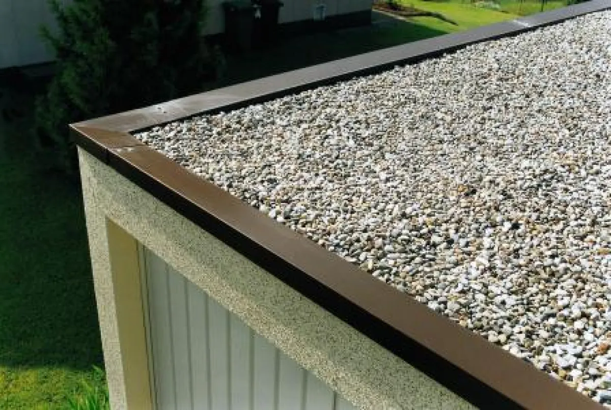 Garagendach nach der Modernisierung mit neuem Kiesbelag und ZAPF-Dachranddesign als Witterungsschutz