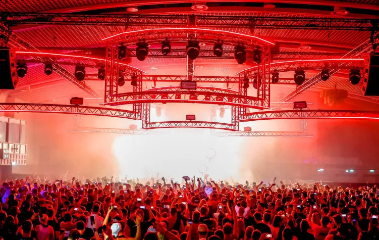 Im Licht von Chauvet: 14 Stunden Dauerparty bei Mayday, der Mutter aller Raves Bild: Im Licht von Chauvet: 14 Stunden Dauerparty bei Mayday, der Mutter aller Raves