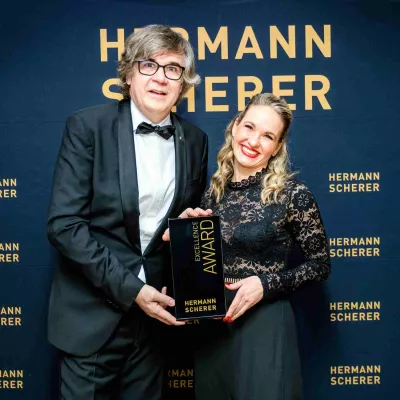 Bild: Beim internationalen Speaker Slam in Mastershausen gewinnt Carina Karmann einen Excellence Award 