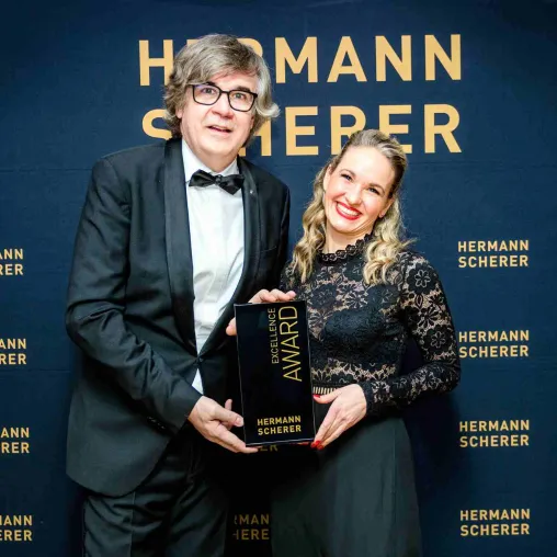 Bild: Beim internationalen Speaker Slam in Mastershausen gewinnt Carina Karmann einen Excellence Award 
