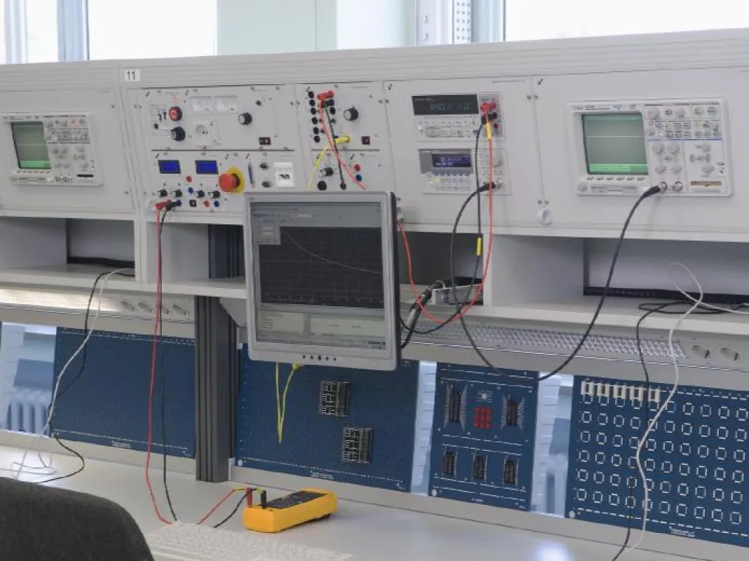 Schulungstisch mit Ethernet-Schnittstelle und Software EHP-Lab Edu.