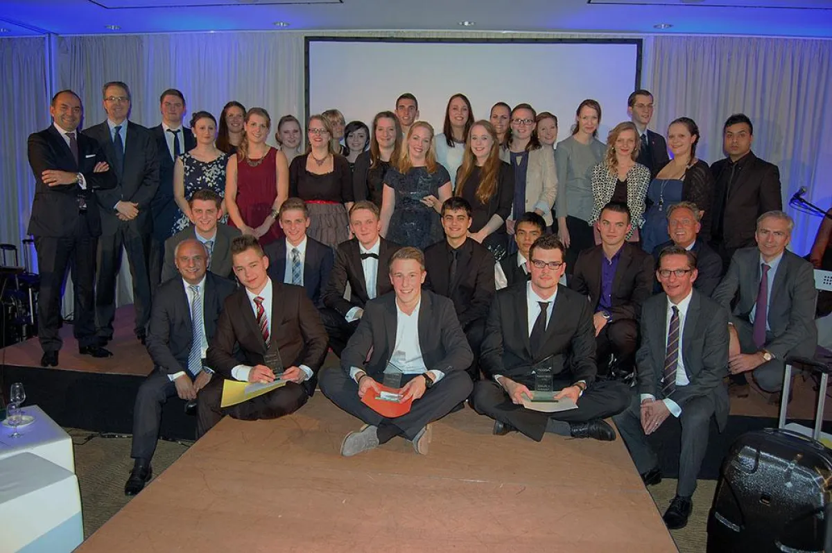 Die Erstplatzierten des Accor Azubi Awards 2014 mit Vertretern des Managements.