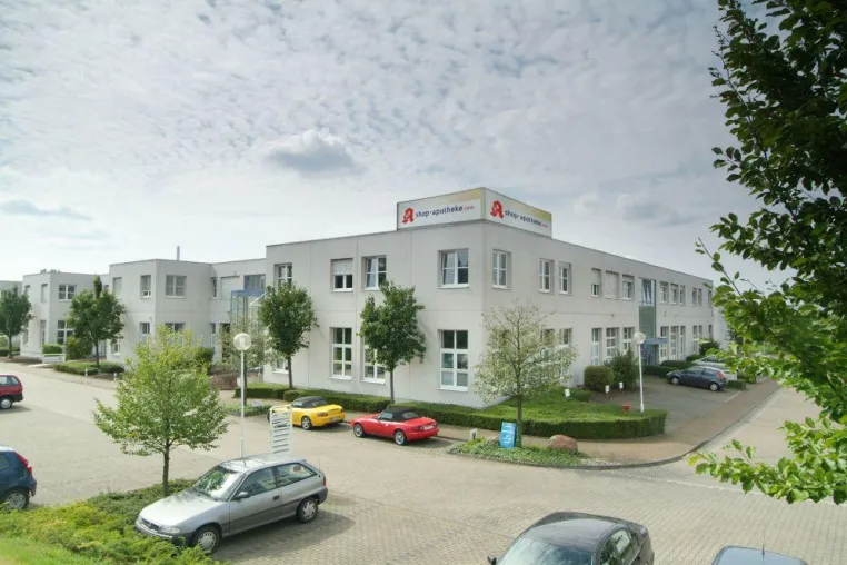 Bild: Während Doc-Morris seine Filiale schließen muss, eröffnet eine der größten deutschen Versandapotheken neues Versandhandelszentrum