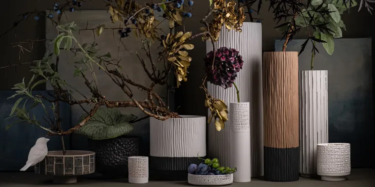 Vorhang auf für einen textilen Look - Klatt Objects präsentiert Vasen-Serie PLISSEE Bild: Vorhang auf für einen textilen Look - Klatt Objects präsentiert Vasen-Serie PLISSEE