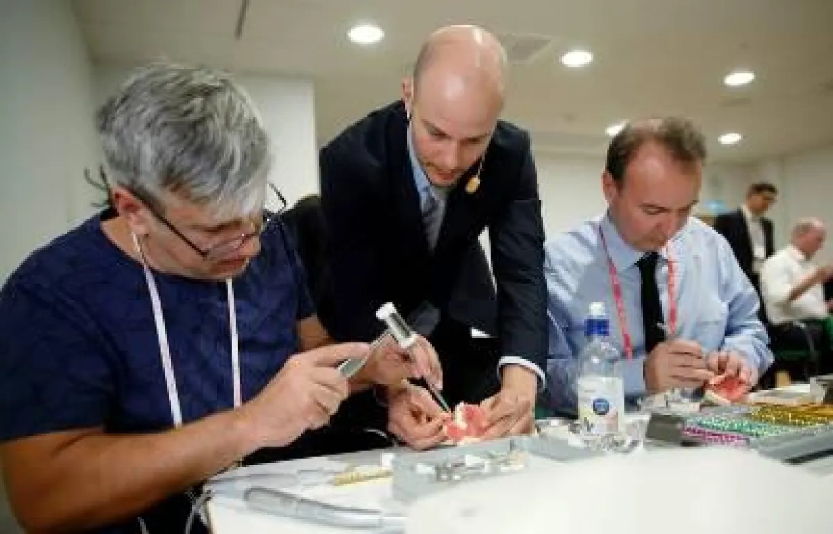 Knochenaufbau mit Eigenknochen unter Anleitung von Dr. Zastrow