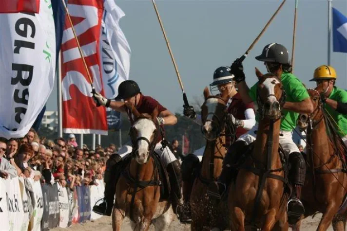 Dresdner Bank BeachPolo -das Ostseebad im Zeichen des BeachPolo-Sports Bild: Dresdner Bank BeachPolo -das Ostseebad im Zeichen des BeachPolo-Sports
