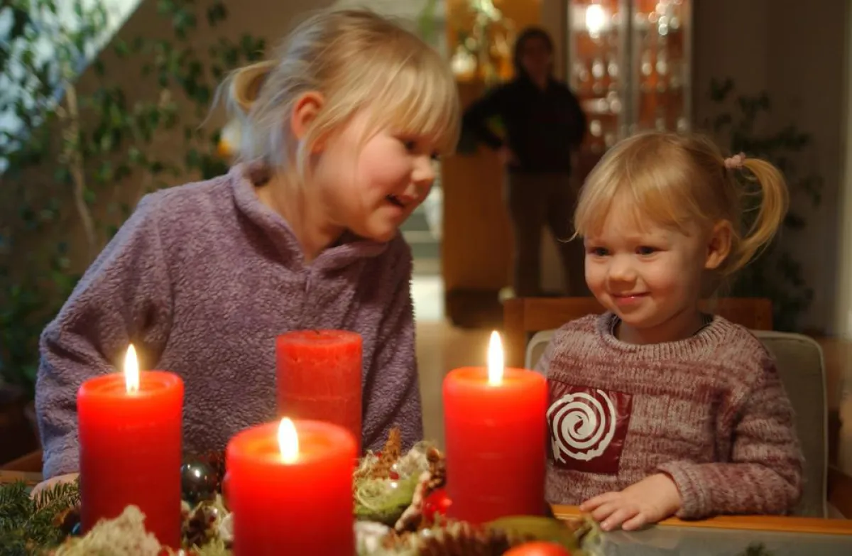 Kinder sollten nicht mit brennenden Kerzen allein gelassen werden. Foto: Sparkassen Versicherungen