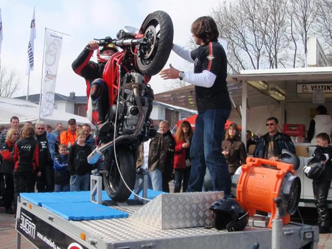 Der Wheelie-Simulator auf der BIKE 2011