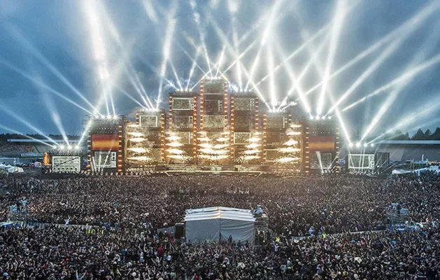 Bild: In 2015 begeisterten FALCON© Searchlights über 2,6 Millionen Open-Air-Besucher