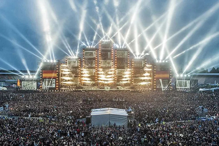 Bild: In 2015 begeisterten FALCON© Searchlights über 2,6 Millionen Open-Air-Besucher