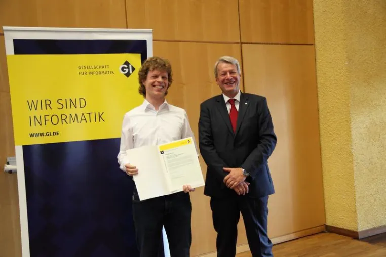 Bild: Julian Dorn erhält Unterrichtspreis 2017 der Gesellschaft für Informatik für „friendzone“