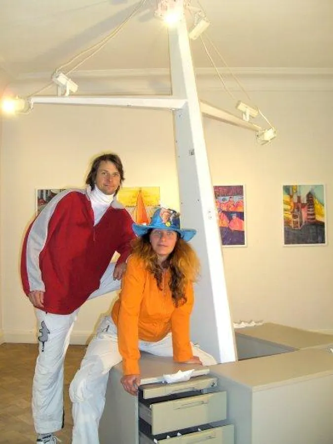 STEPHANundVERENA vor ihrer in der Weißen Villa entstandenen Installation: Büroschiff