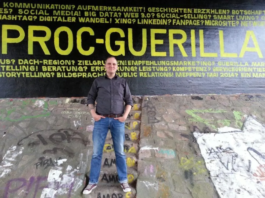 PROC-Guerilla Inhaber Carsten Haueis vor seinem Projekt #KdW