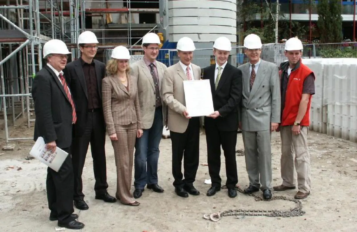 Der Geschäftsführer der GSG Oldenburg Stefan Könner hält zusammen mit Vertretern des DIS Institutes, DINCERTCO Berlin, sowie Projektpartner der SOL und Johanniter, stolz das DIN Zertifikat hoch. Foto: