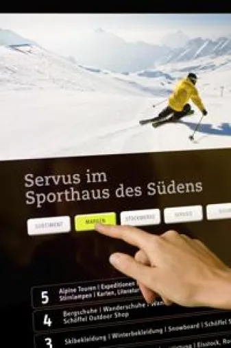 Bild: Zeichen & Wunder sorgt mit Digital Signage Konzept für Überblick im Sporthaus Schuster