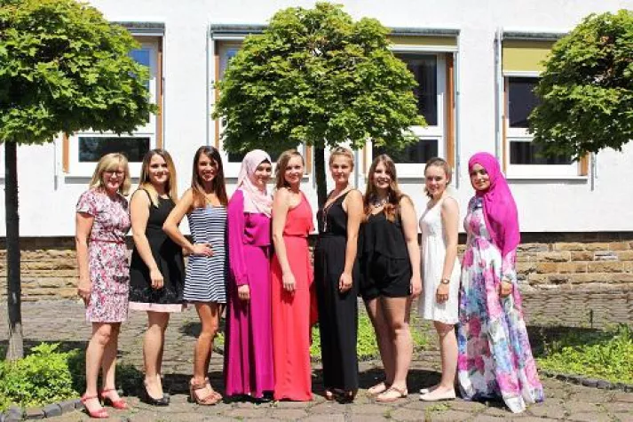 Bild: Acht Operationstechnische Assistentinnen (OTA) freuen sich über erfolgreichen Abschluss