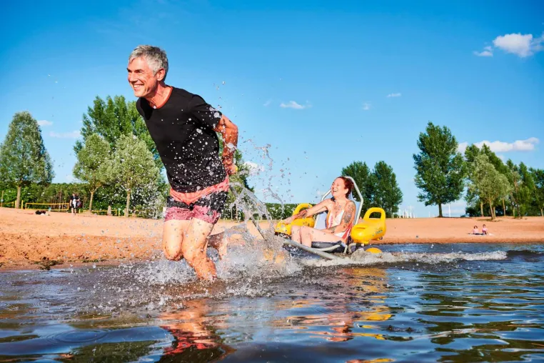 Bild: Mit Baderollstuhl und Liegesurfbrett: Wasserspaß für alle