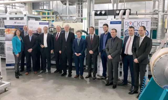 Bild: Staatssekretär Dammermann und Deputierter Dr. Scheffer sprechen über ROCKET-Projekt bei Coatema in Dormagen.