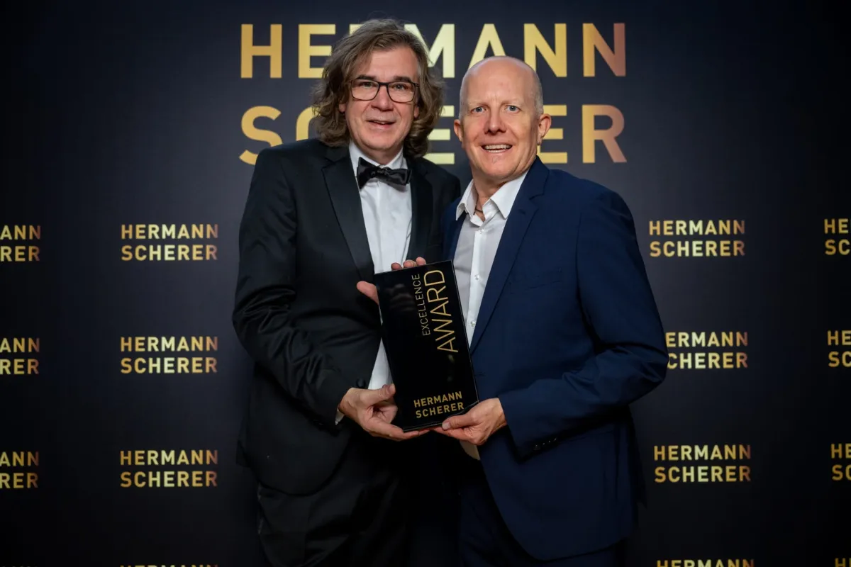 Hermann Scherer überreicht Stefan Schulz den Excellence Award (© Justin Bockey)