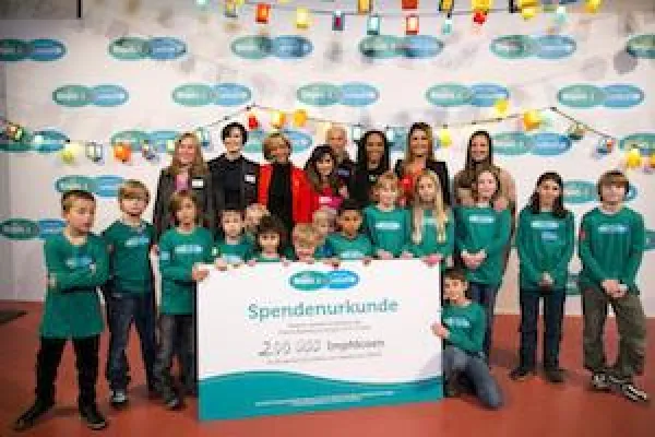 Bild: Basteln und Gutes tun: Prominente und 16 Kinder engagierten sich gemeinsam gegen Tetanus bei Neugeborenen