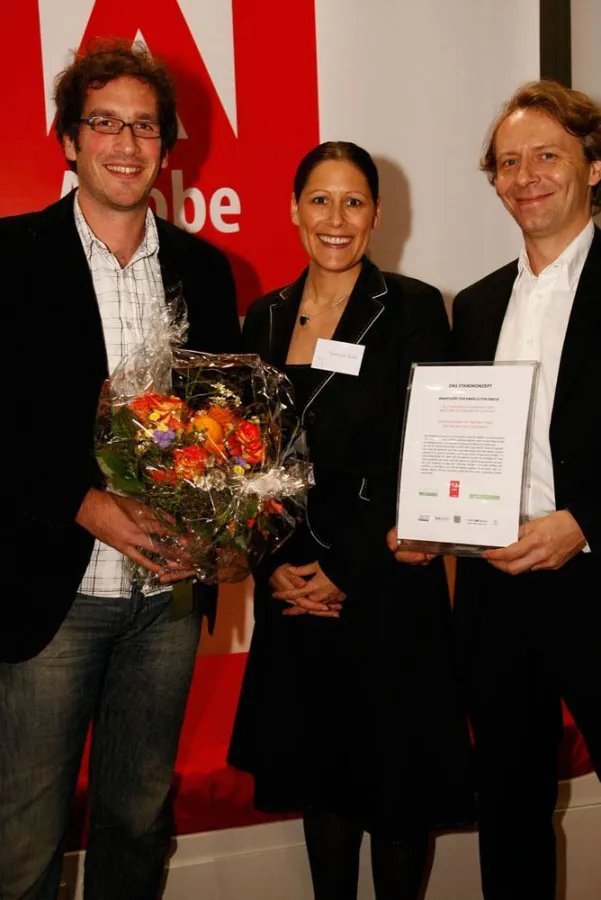 Vanessa Bekk und Gernot Bekk-Huber bei der Übergabe des Standes an Robert Kolles SOS-Kinderdorf