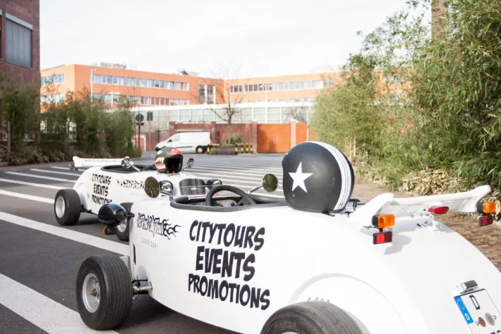 Bild: Düsseldorfs neueste Freizeitaktivität - Die HOTROD CITYTOUR