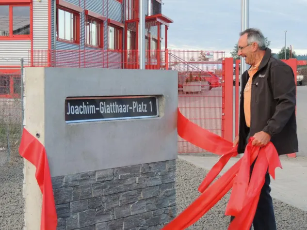 Bild: Glatthaar-Mitarbeiter ehren Chef