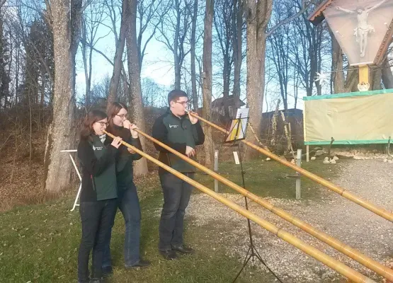 Bild: Alphornbläser am letzten Adventskalendertürchen