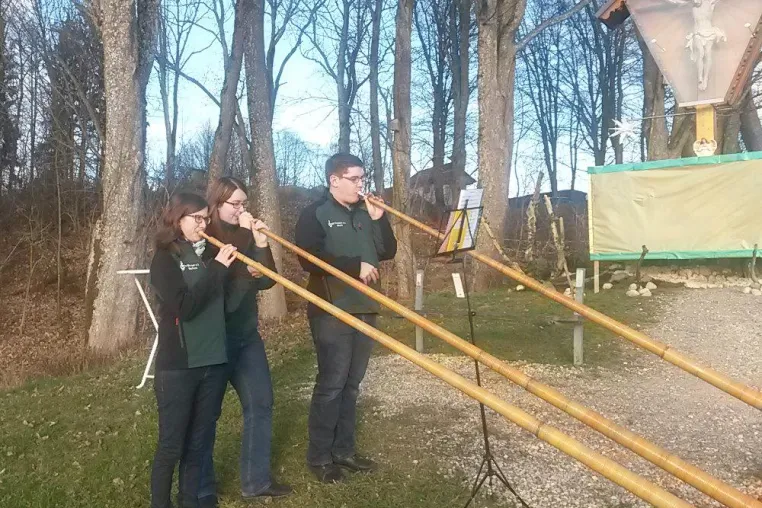 Bild: Alphornbläser am letzten Adventskalendertürchen